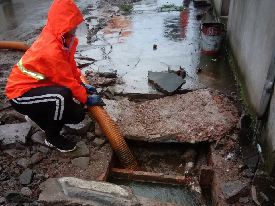 喀左专业清理污水池 炜誉市政以规范流程守护城市 “肠道”